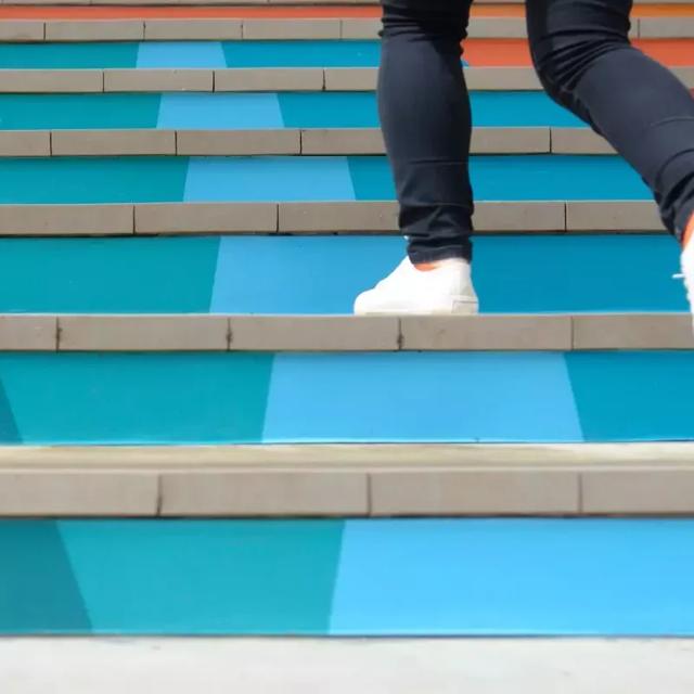 how use tiered commission structure drive sales